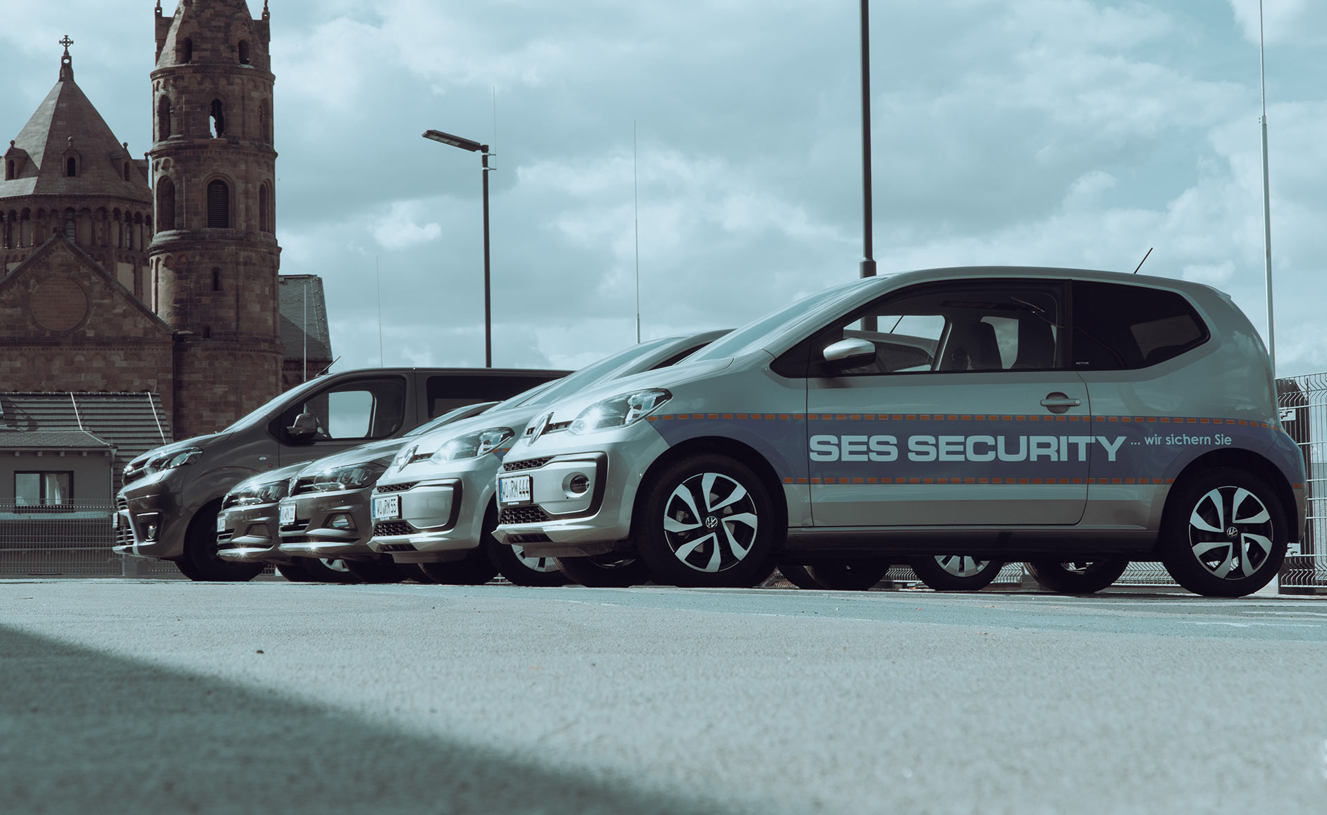 Fahrzeugflotte von SES Security für Revier- und Streifendienst vor historischem Gebäude