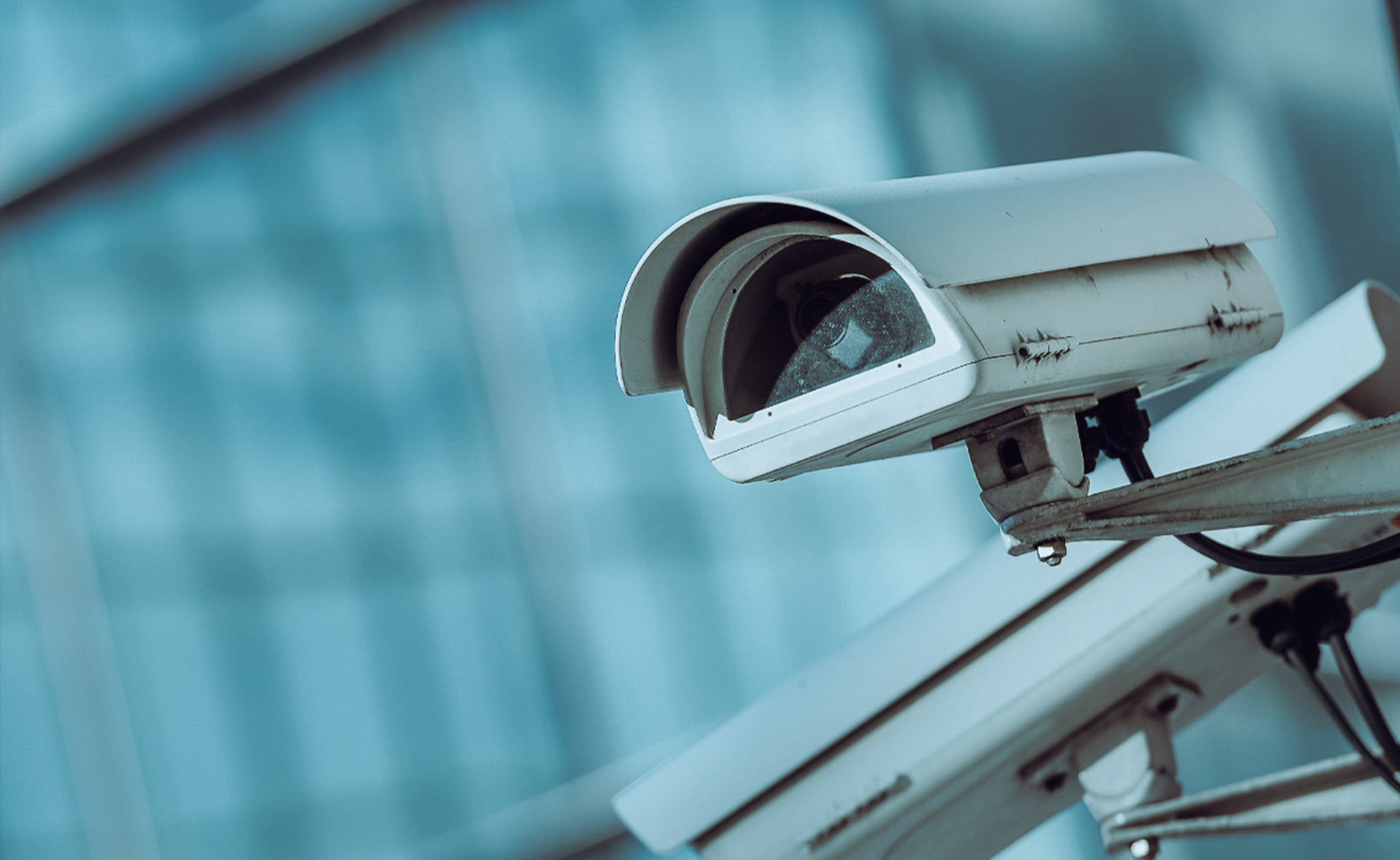 Überwachungskamera von SES Security installiert zur Gebäudesicherheit